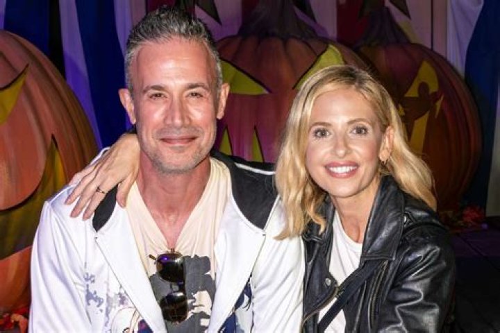 
Sarah Michelle Gellar Roasts Howard Stern Again For Predicting Her Marriage With Freddie Prinze Jr. Wouldn’t Last 